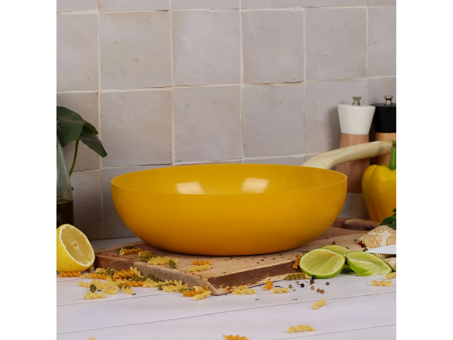 Menastyl - Wok 28cm Colorama Safran - En Aluminium - Revetement Antiadhesif En Ceramique