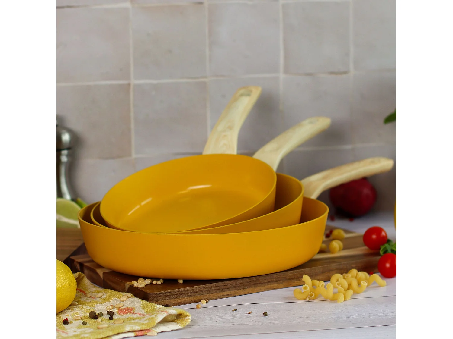 Menastyl - Set De 3 Poeles Colorama Safran - Poele 20/24 Et 28 Cm - En Aluminium - Revetement Antiadhesif En Ceramique