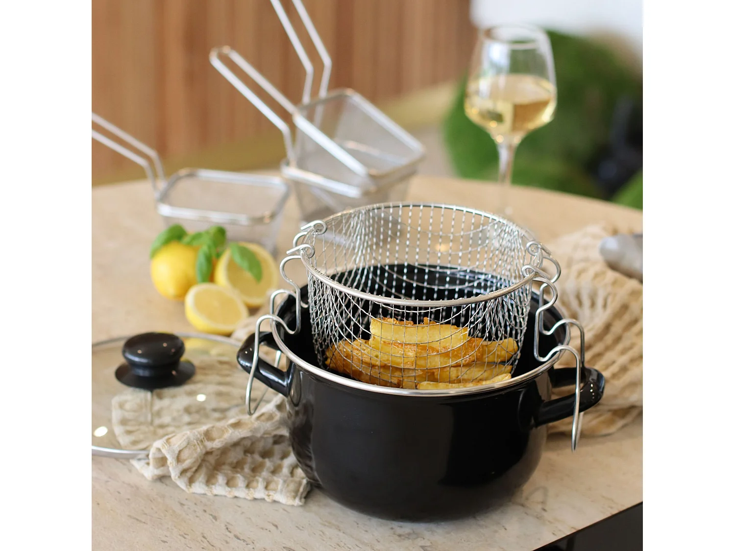 Menastyl - Friteuse 26cm En Acier Emaille Noir Avec Couvercle Et Panier Inox