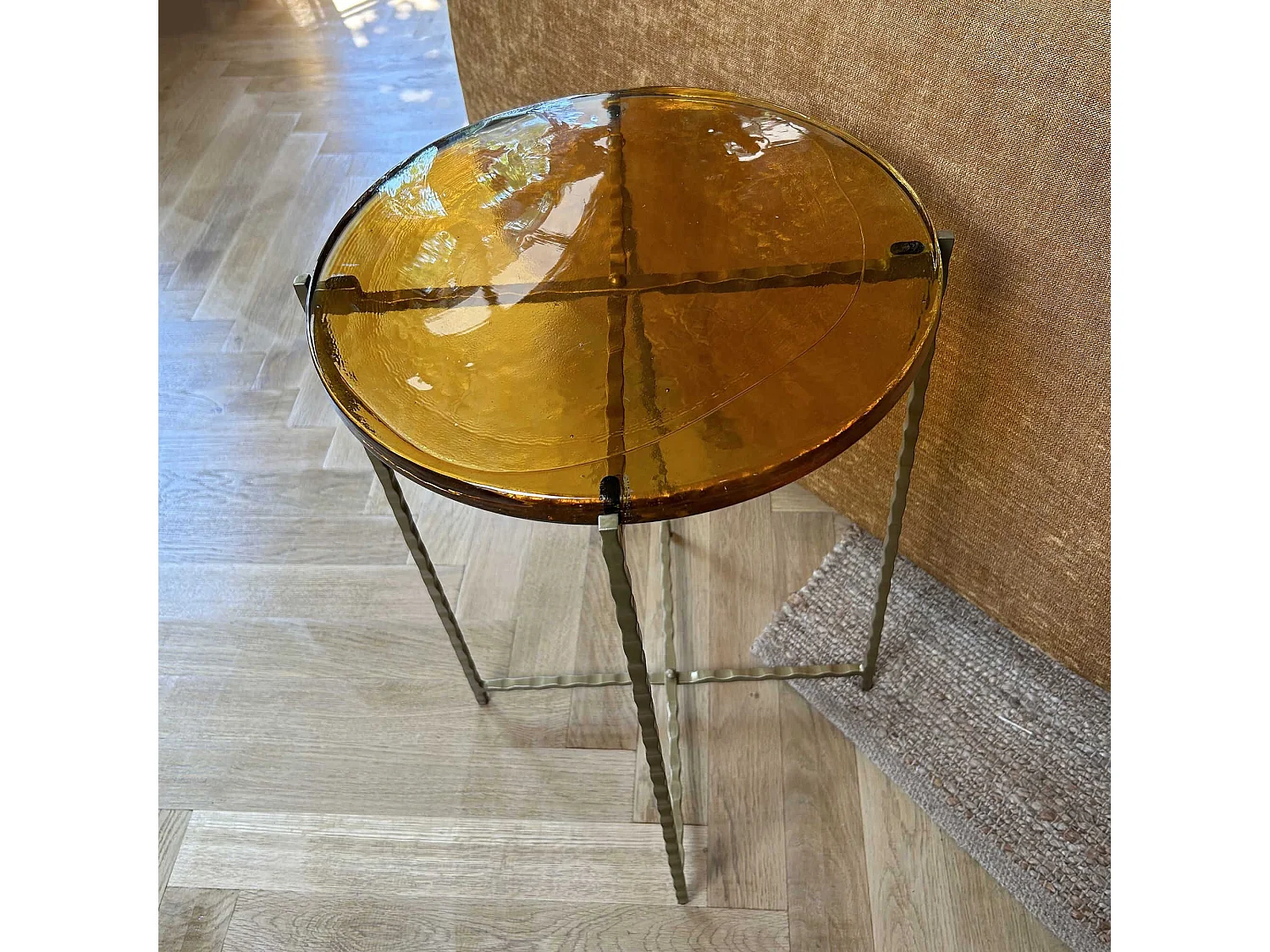 Now's Home - Meuble Appoint En Metal Dore Plateau En Verre Ambre 40.5xh56cm Belli