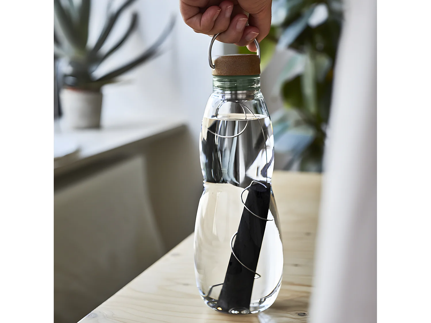 Eau Good ! Bouteille et charbon purificateur d'eau en verre Transparent  Black and Blum