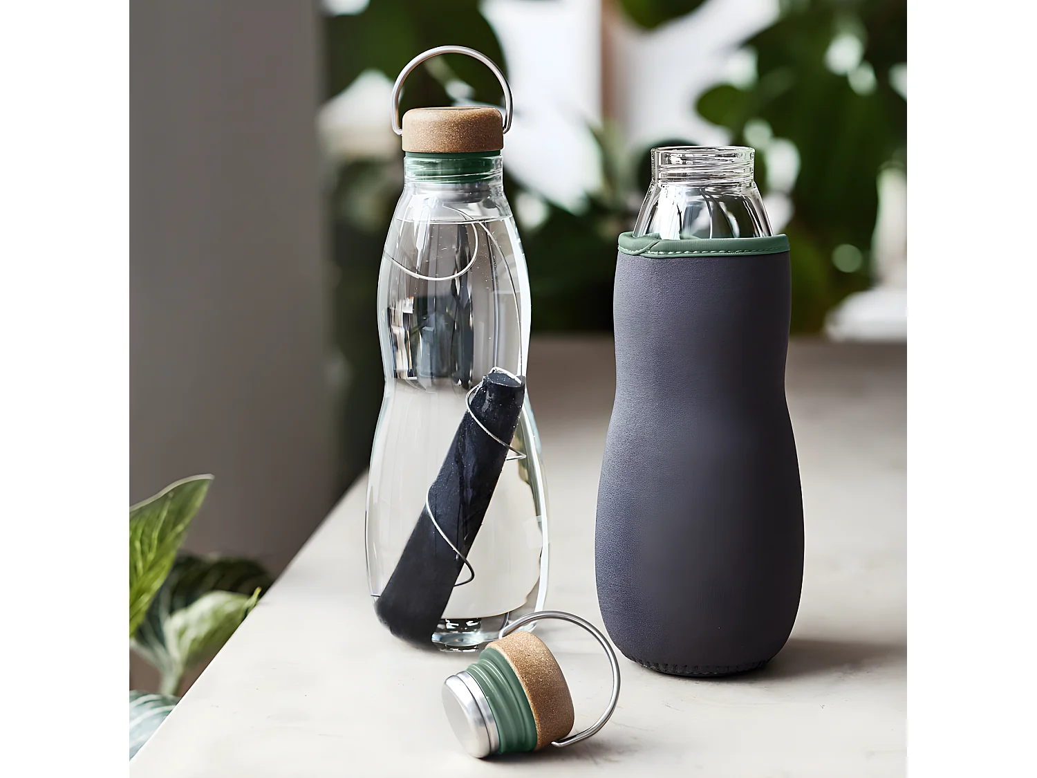 Eau Good ! Bouteille et charbon purificateur d'eau en verre Transparent  Black and Blum