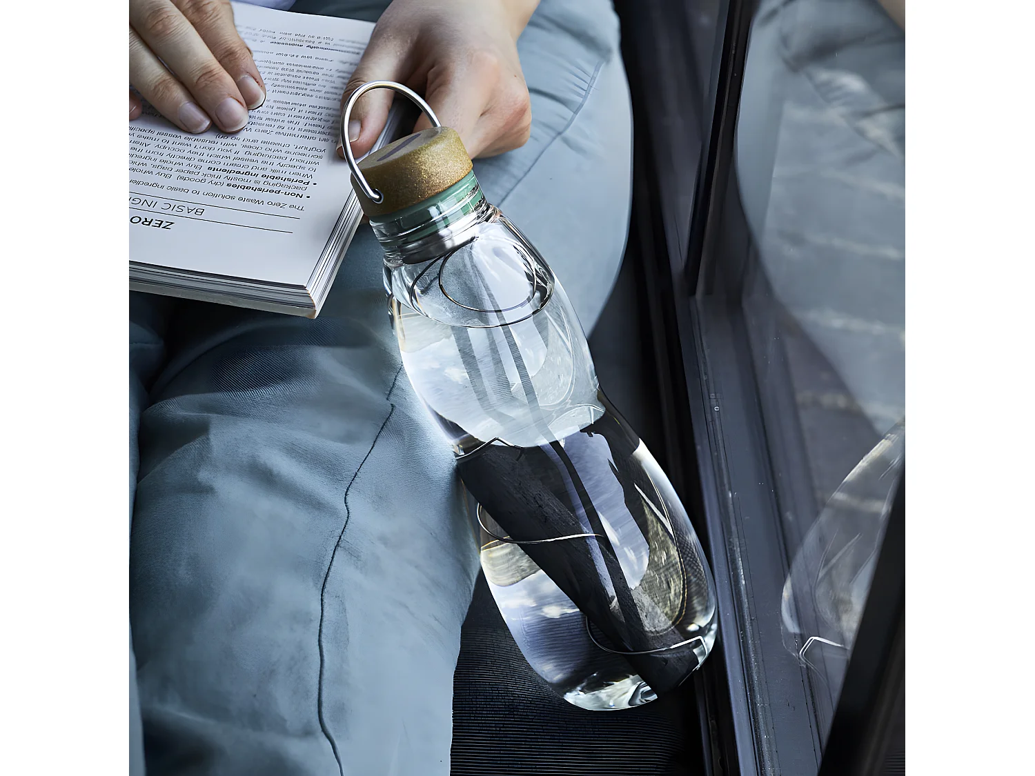 Eau Good ! Bouteille et charbon purificateur d'eau en verre Transparent  Black and Blum