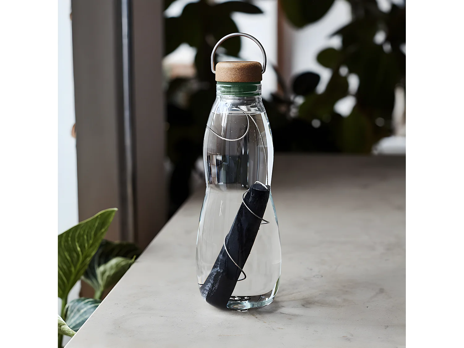 Eau Good ! Bouteille et charbon purificateur d'eau en verre Transparent  Black and Blum