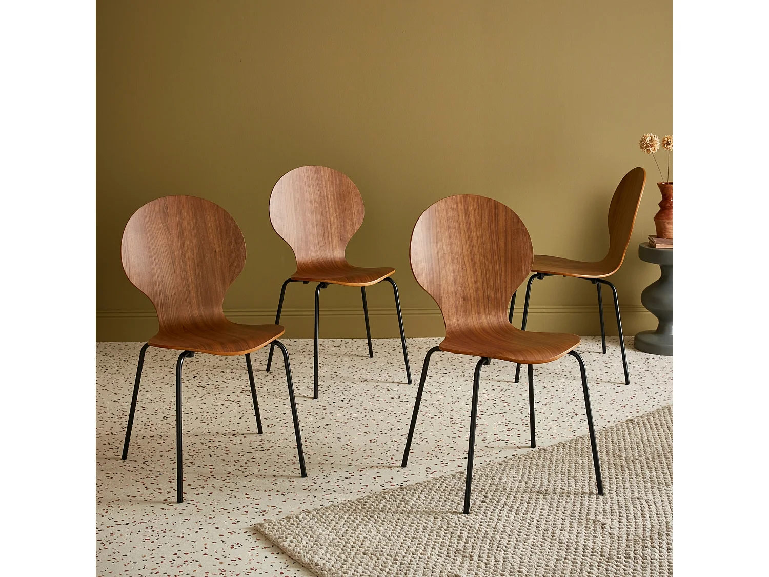 Lot de 4 chaises noyer. rétro empilables. bois d'hévéa et contreplaqué. pieds en acier. Naomi. L 43 x P 48 x H 87cm