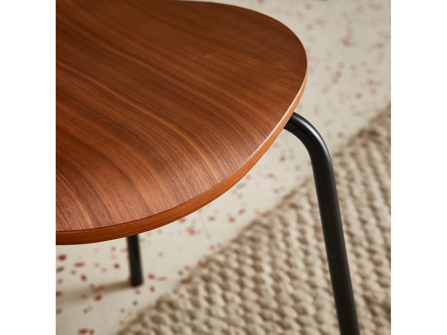 Lot de 4 chaises noyer. rétro empilables. bois d'hévéa et contreplaqué. pieds en acier. Naomi. L 43 x P 48 x H 87cm