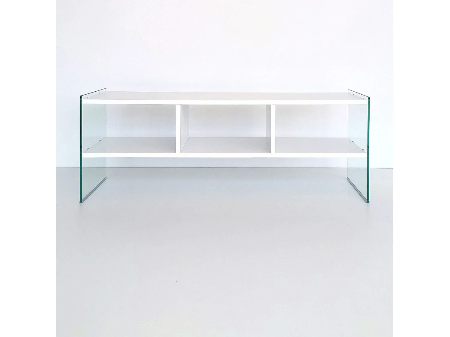 Meuble TV 3 étagères Doris L120xH35cm Bois Blanc et Verre trompé Transparent