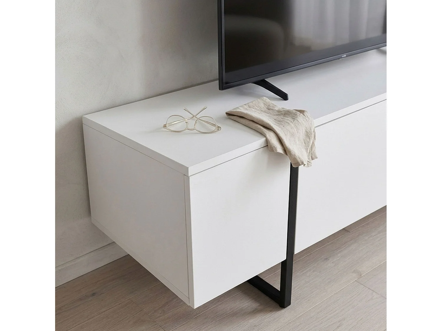 Meuble TV moderne avec 2 portes Valmain L180cm Blanc et Métal Noir