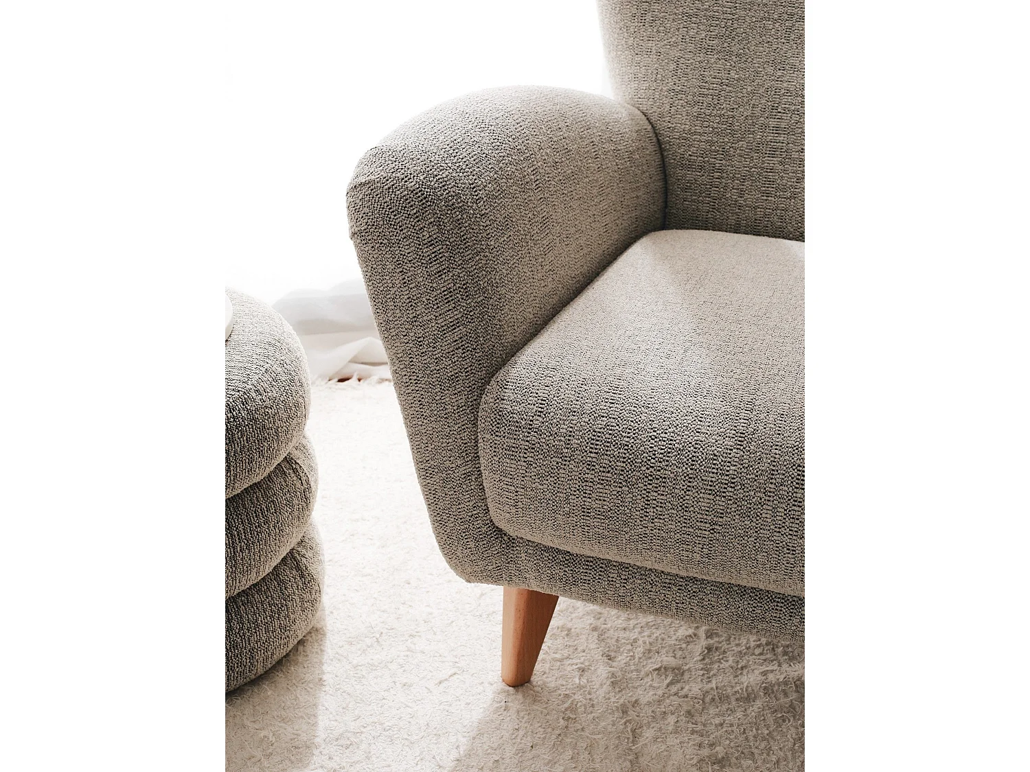 Fauteuil design Melda Bois foncé et Tissu bouclette Gris