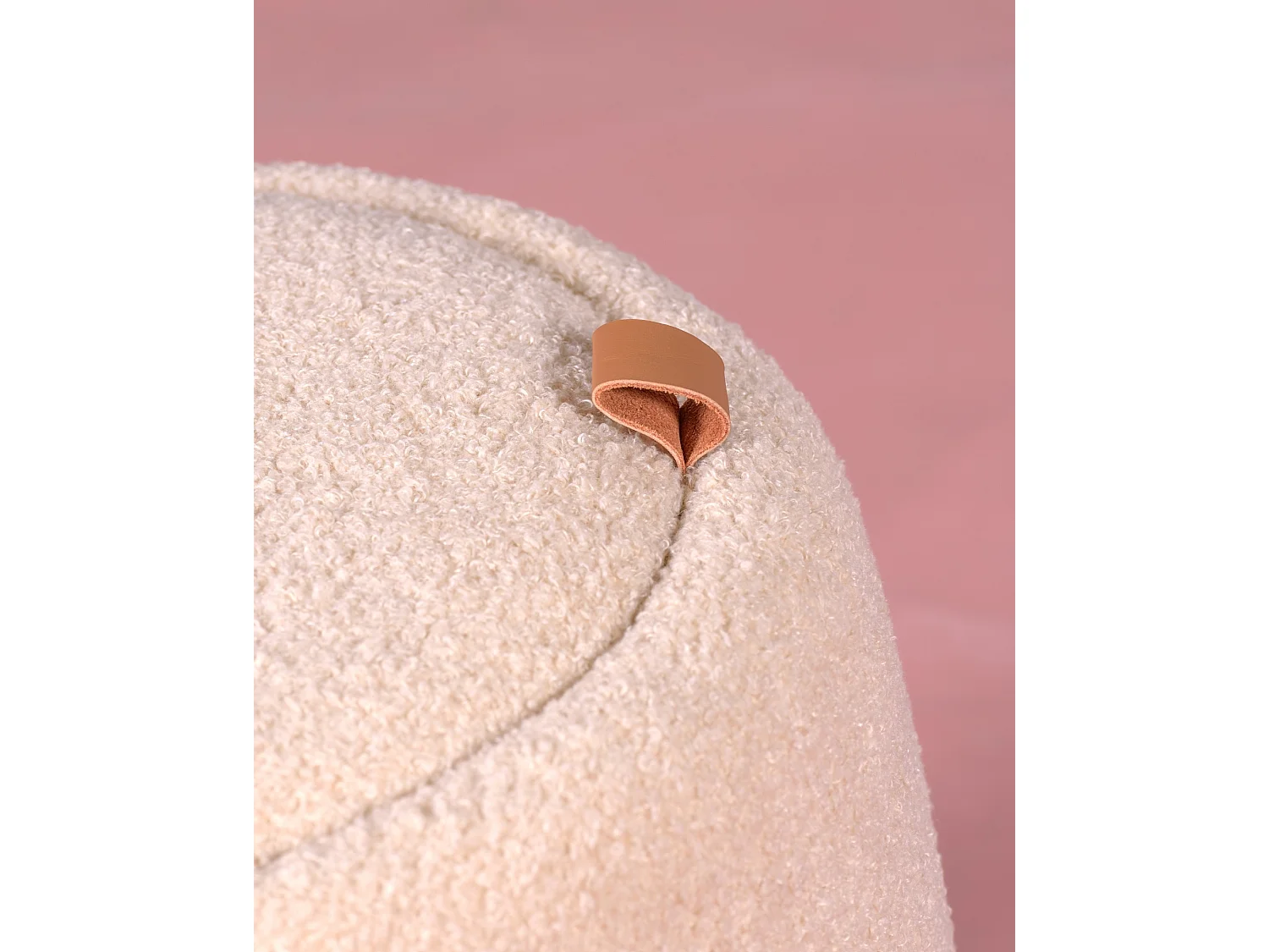 Tabouret design recouvert de bouclé avec tiroir - Berna - Beige