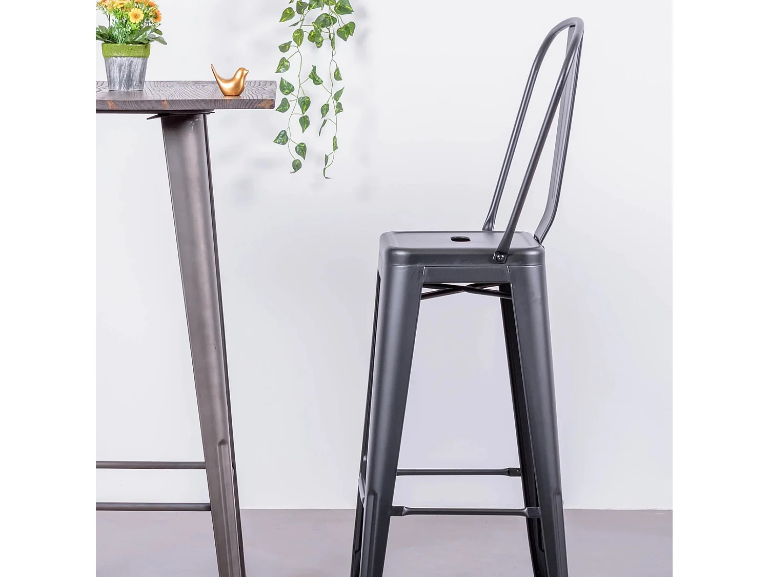 Tabouret en métal et acier laqué avec dossier haut (76cm) - Bistro - Noir