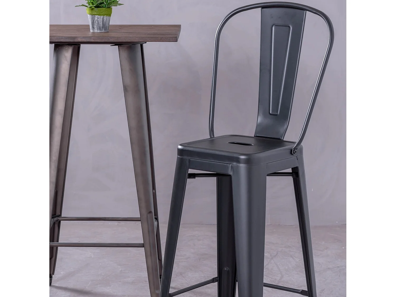 Tabouret en métal et acier laqué avec dossier haut (76cm) - Bistro - Noir
