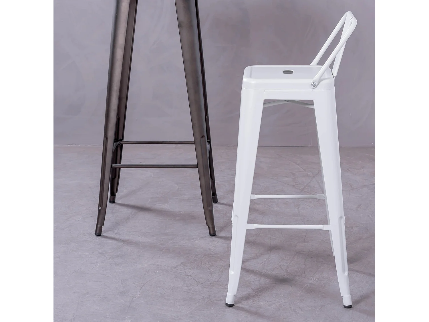 Taburete metálico industrial con respaldo bajo (76cm) - Bistro - Blanco