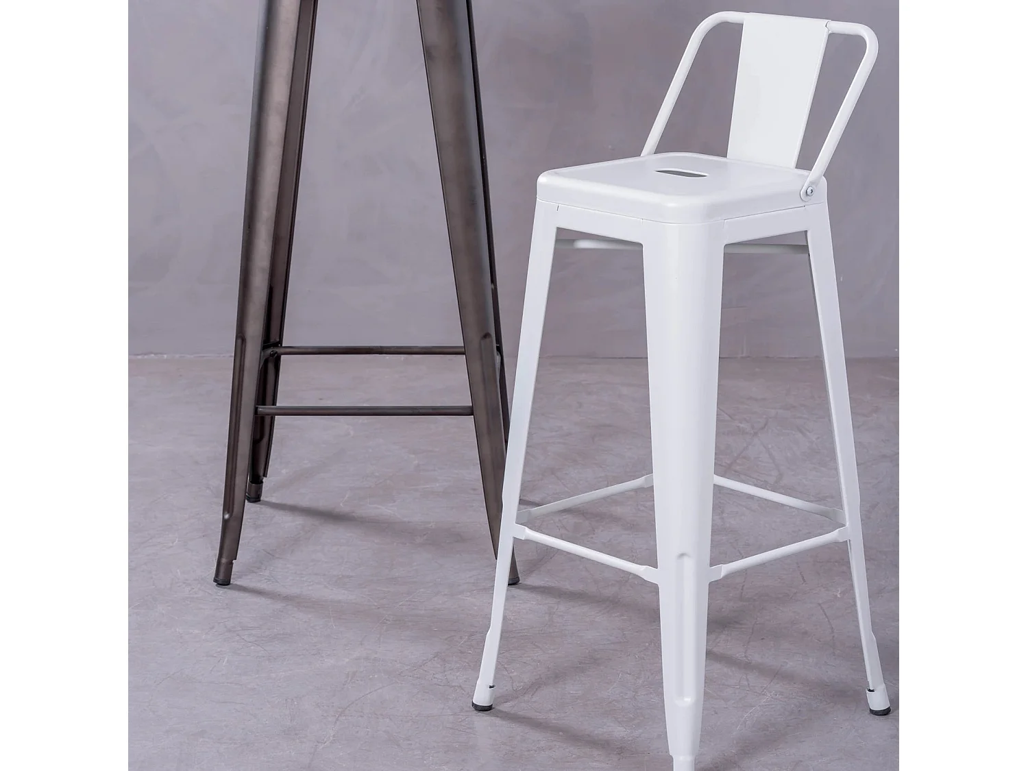 Taburete metálico industrial con respaldo bajo (76cm) - Bistro - Blanco