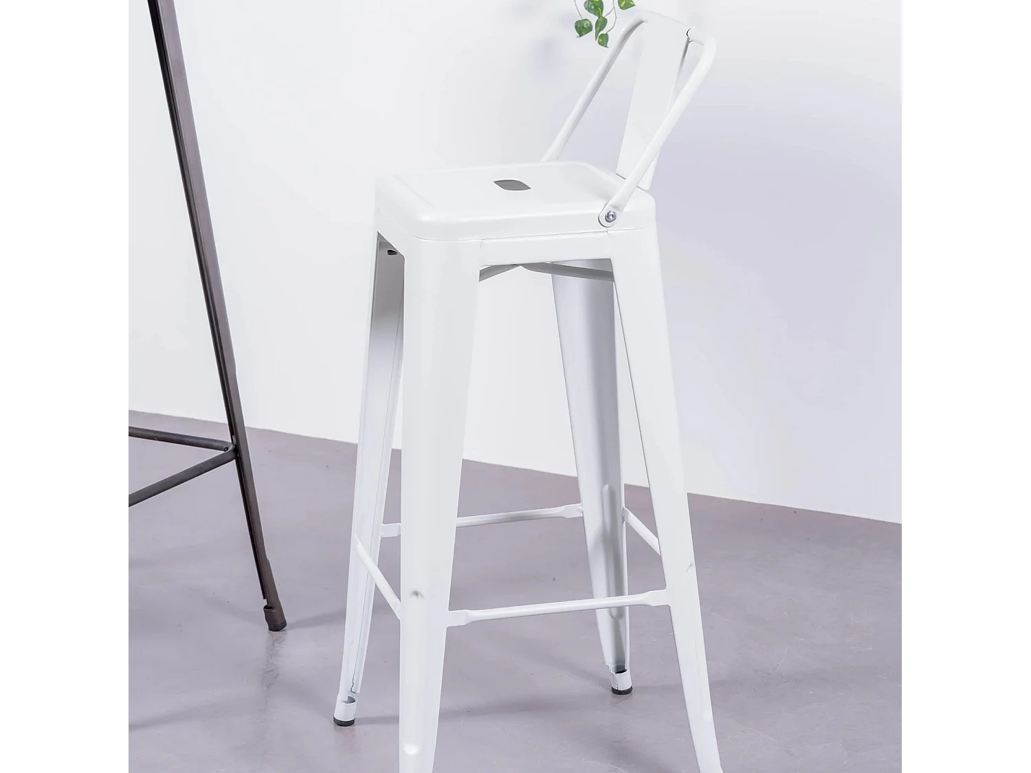 Taburete metálico industrial con respaldo bajo (76cm) - Bistro - Blanco