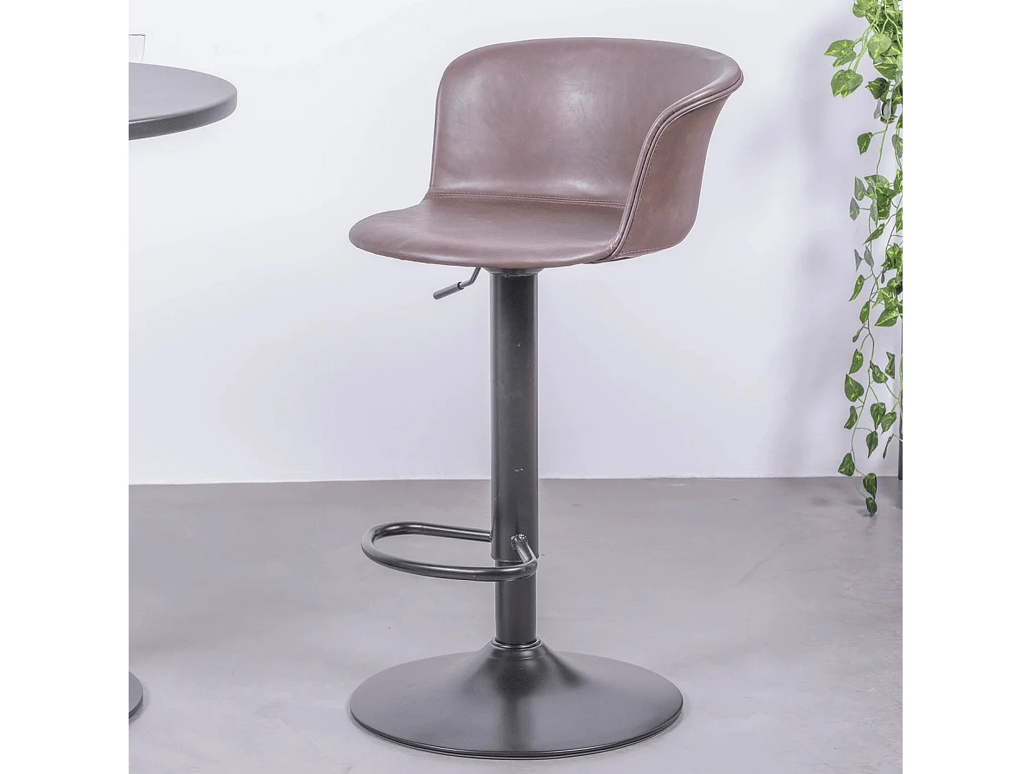 Tabouret réglable avec dossier et accoudoirs recouverts de simili cuir - Brandon - Brun