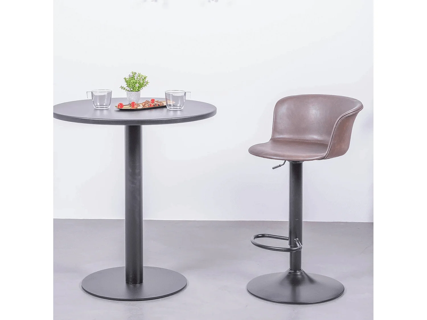 Tabouret réglable avec dossier et accoudoirs recouverts de simili cuir - Brandon - Brun