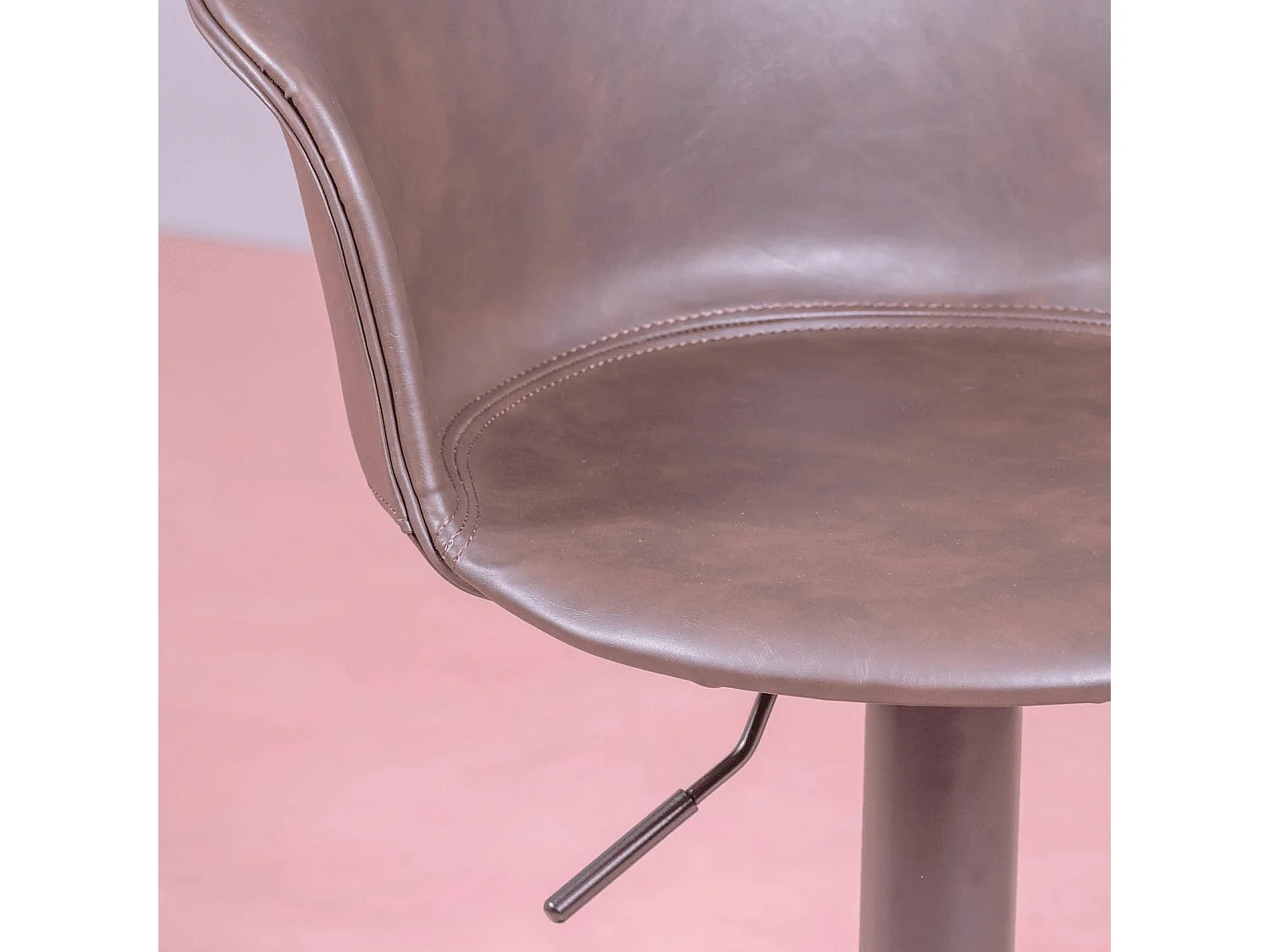 Tabouret réglable avec dossier et accoudoirs recouverts de simili cuir - Brandon - Brun