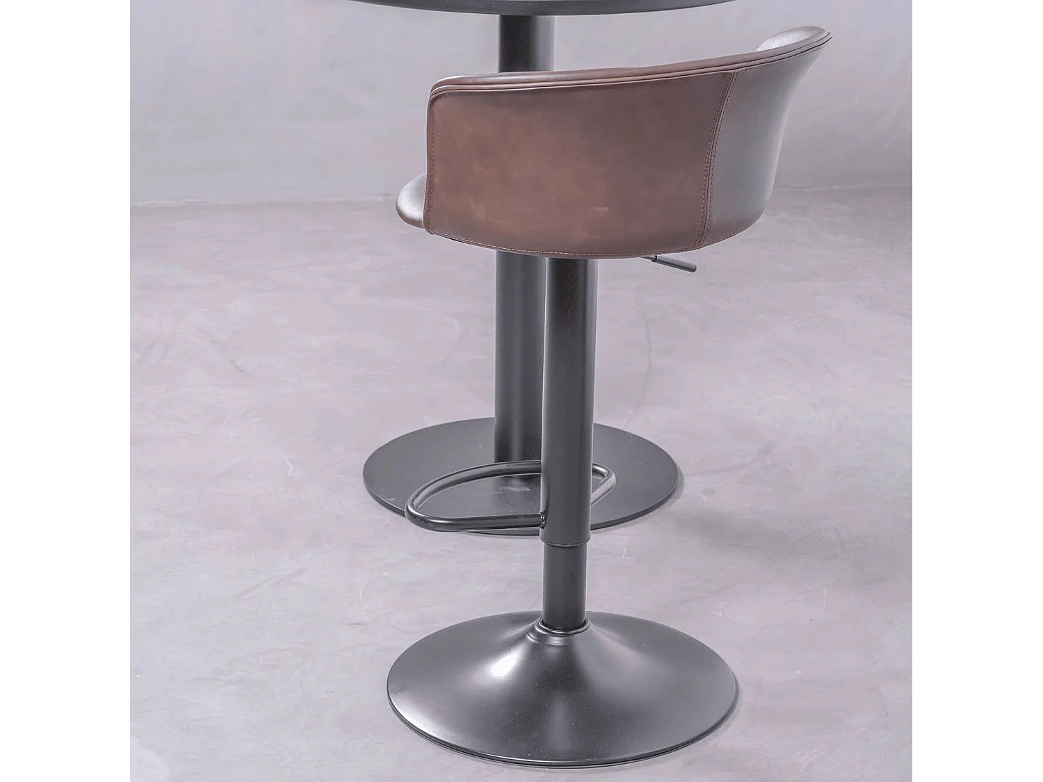 Tabouret réglable avec dossier et accoudoirs recouverts de simili cuir - Brandon - Brun