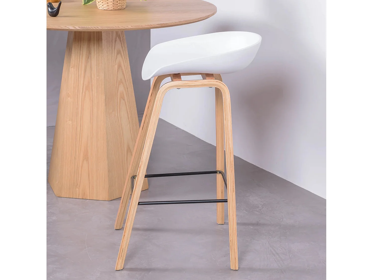 Banqueta nórdica com pernas em faia (63cm) - Daxer - Branco