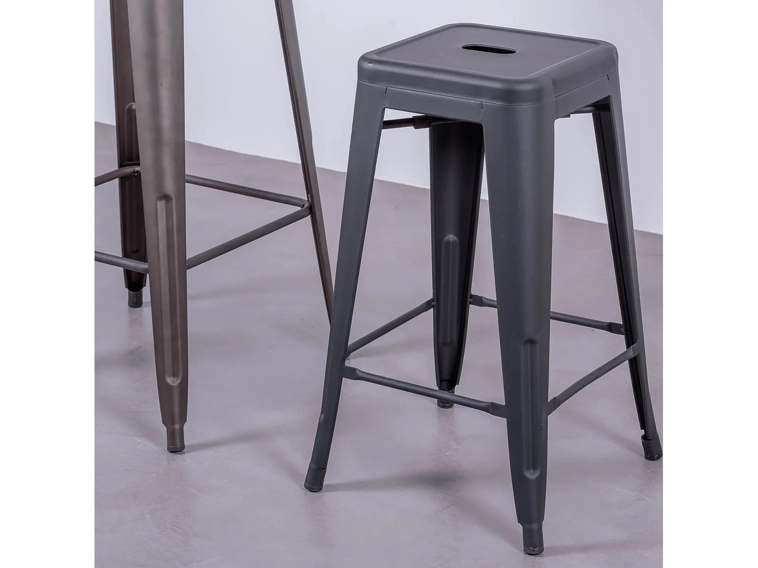 Stapelbare metalen stalen kruk (68cm) - Bistro - Zwart