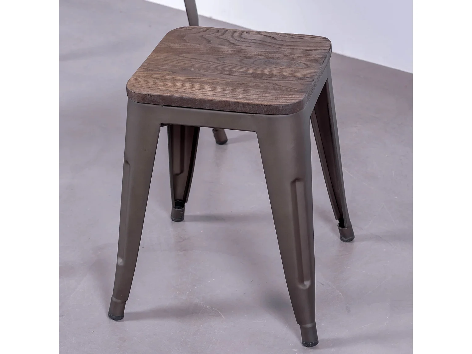 Niedriger Industriehocker aus gealtertem Stahl und Holzsitz (45 cm) - Bistro - Antiquität