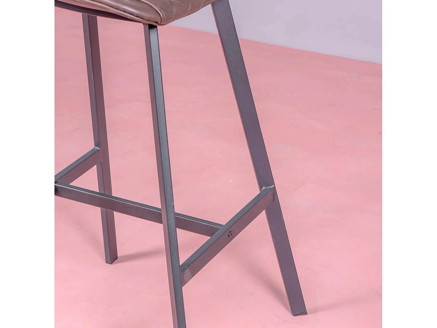 Banqueta vintage estofada em pele sintética (76cm) - Jules - Marrom