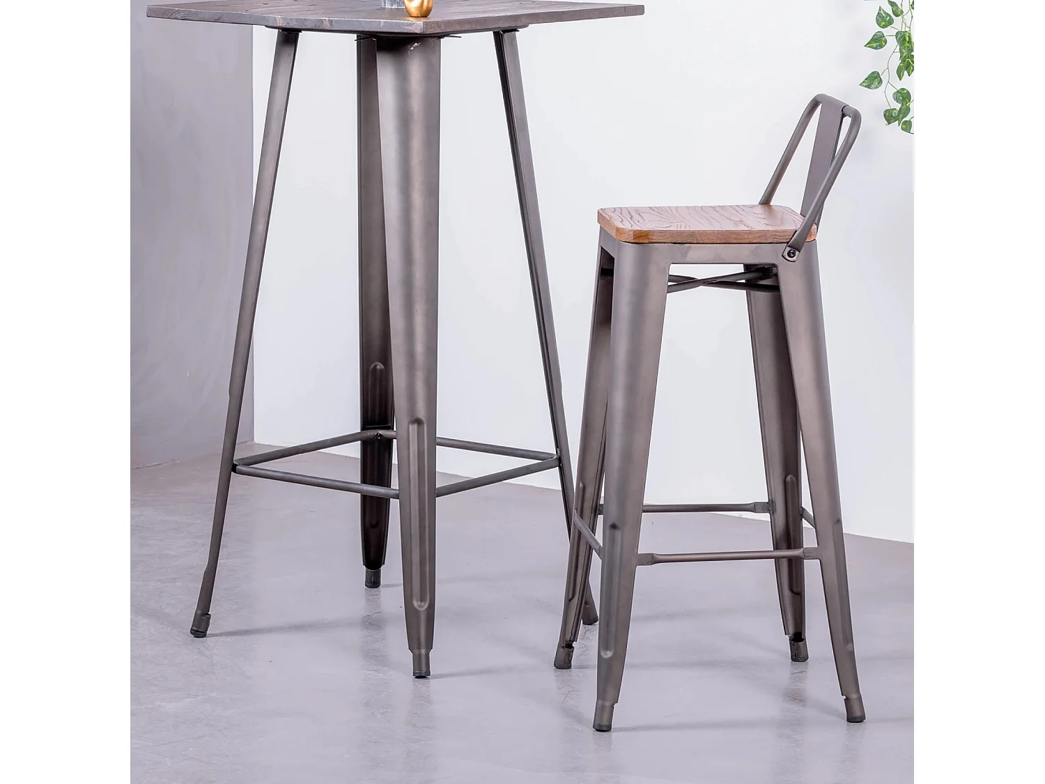 Tabouret industriel en acier vieilli avec dossier bas et assise en bois - Bistro - Antique