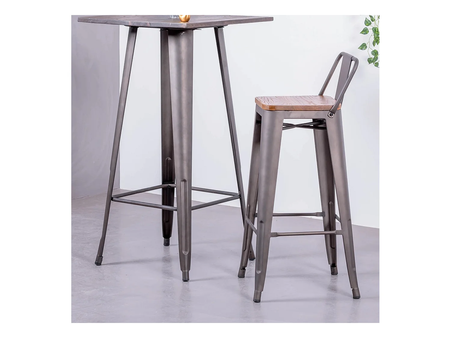 Industriële kruk in verouderd staal met lage rugleuning en houten zitting - Bistro - Antiek