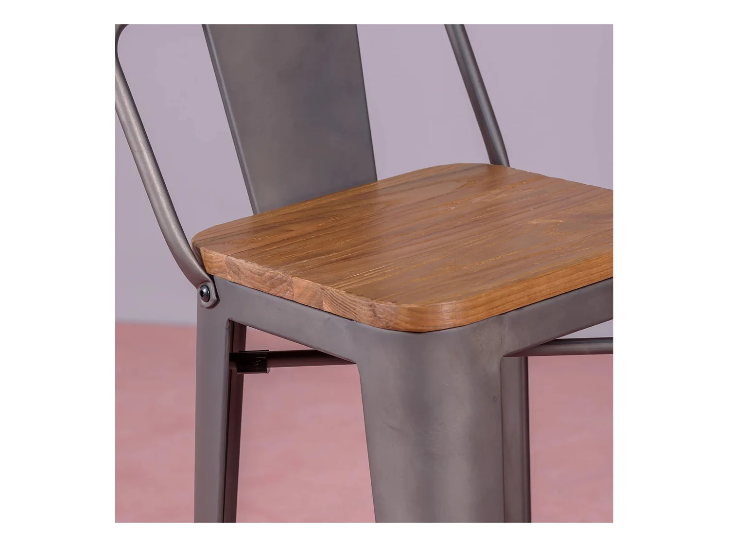 Industriële kruk in verouderd staal met lage rugleuning en houten zitting - Bistro - Antiek