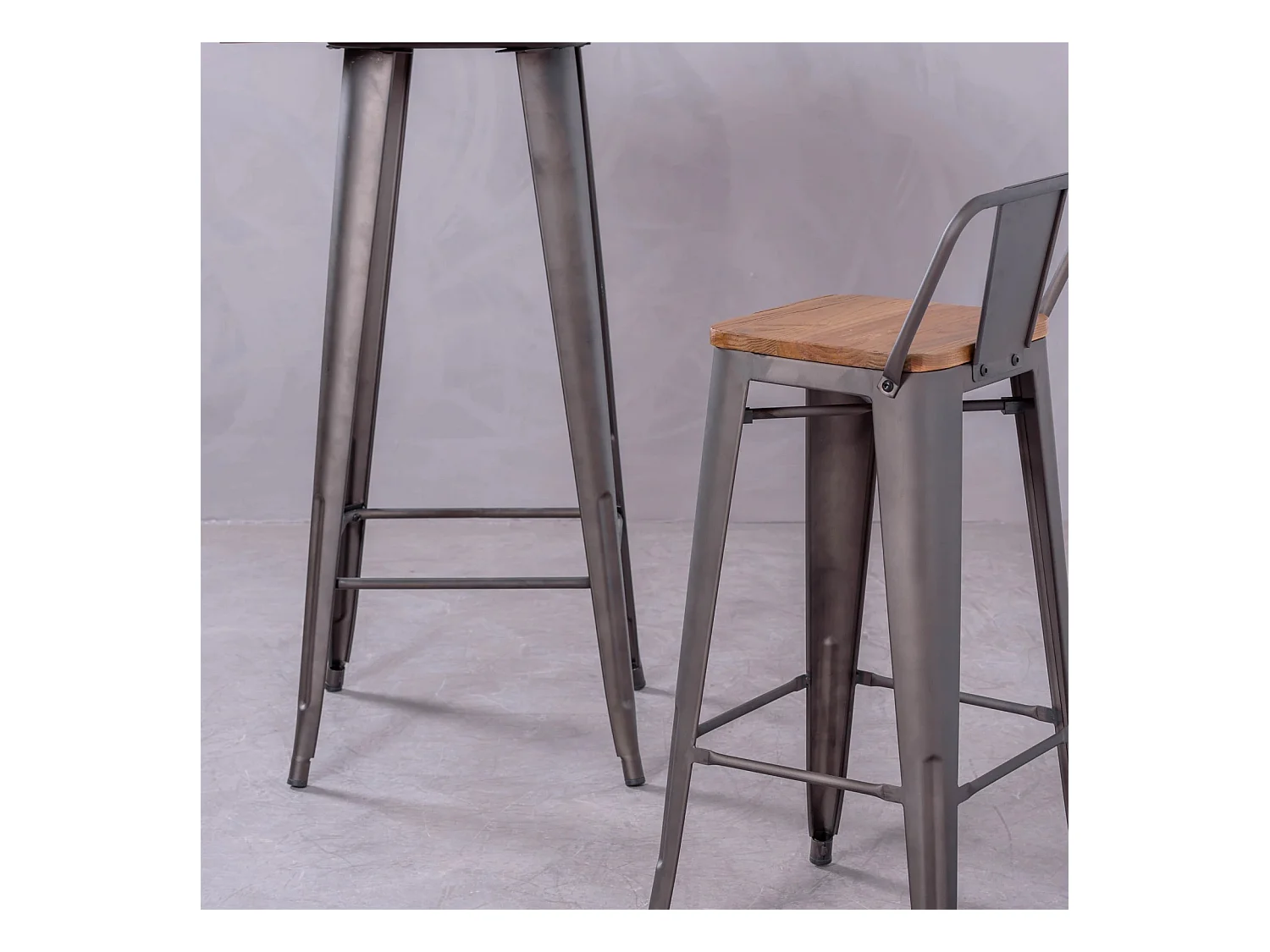 Industriële kruk in verouderd staal met lage rugleuning en houten zitting - Bistro - Antiek