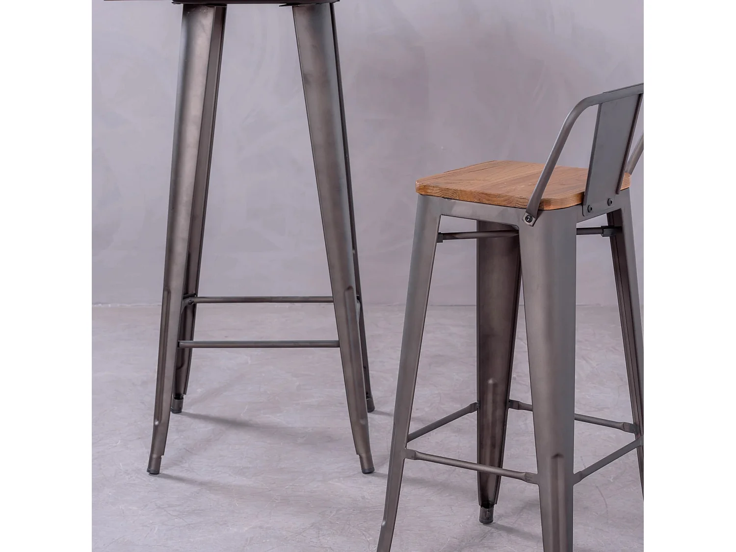 Tabouret industriel en acier vieilli avec dossier bas et assise en bois - Bistro - Antique