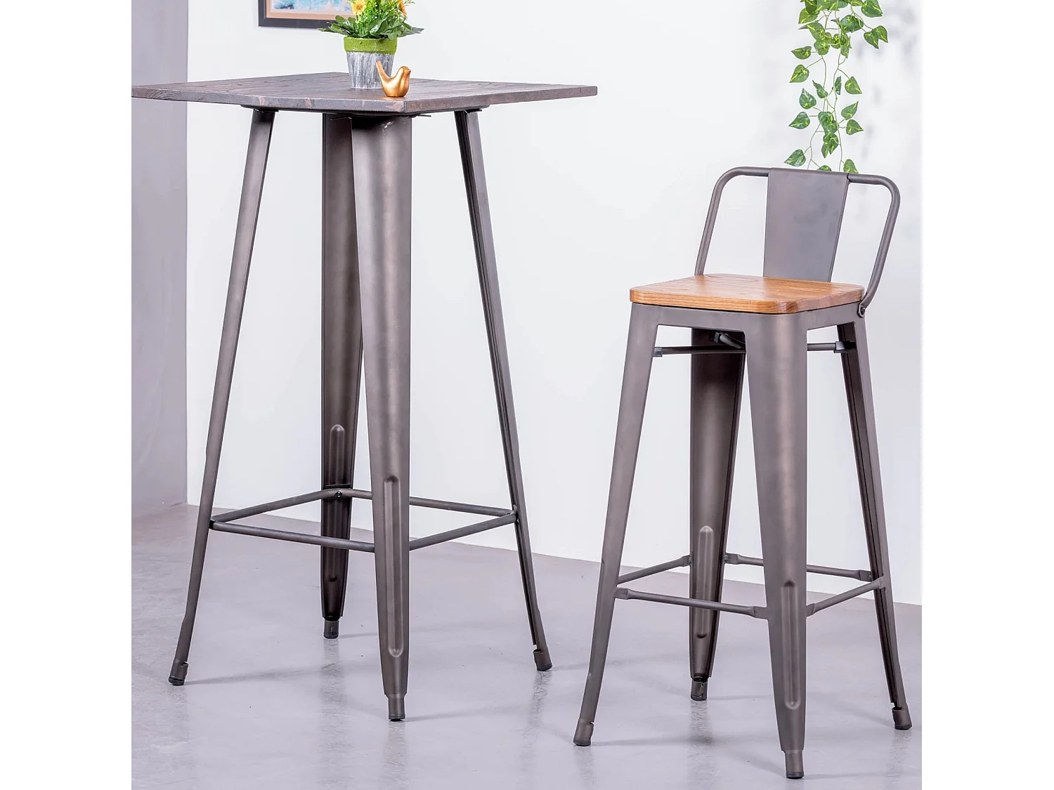 Tabouret industriel en acier vieilli avec dossier bas et assise en bois - Bistro - Antique