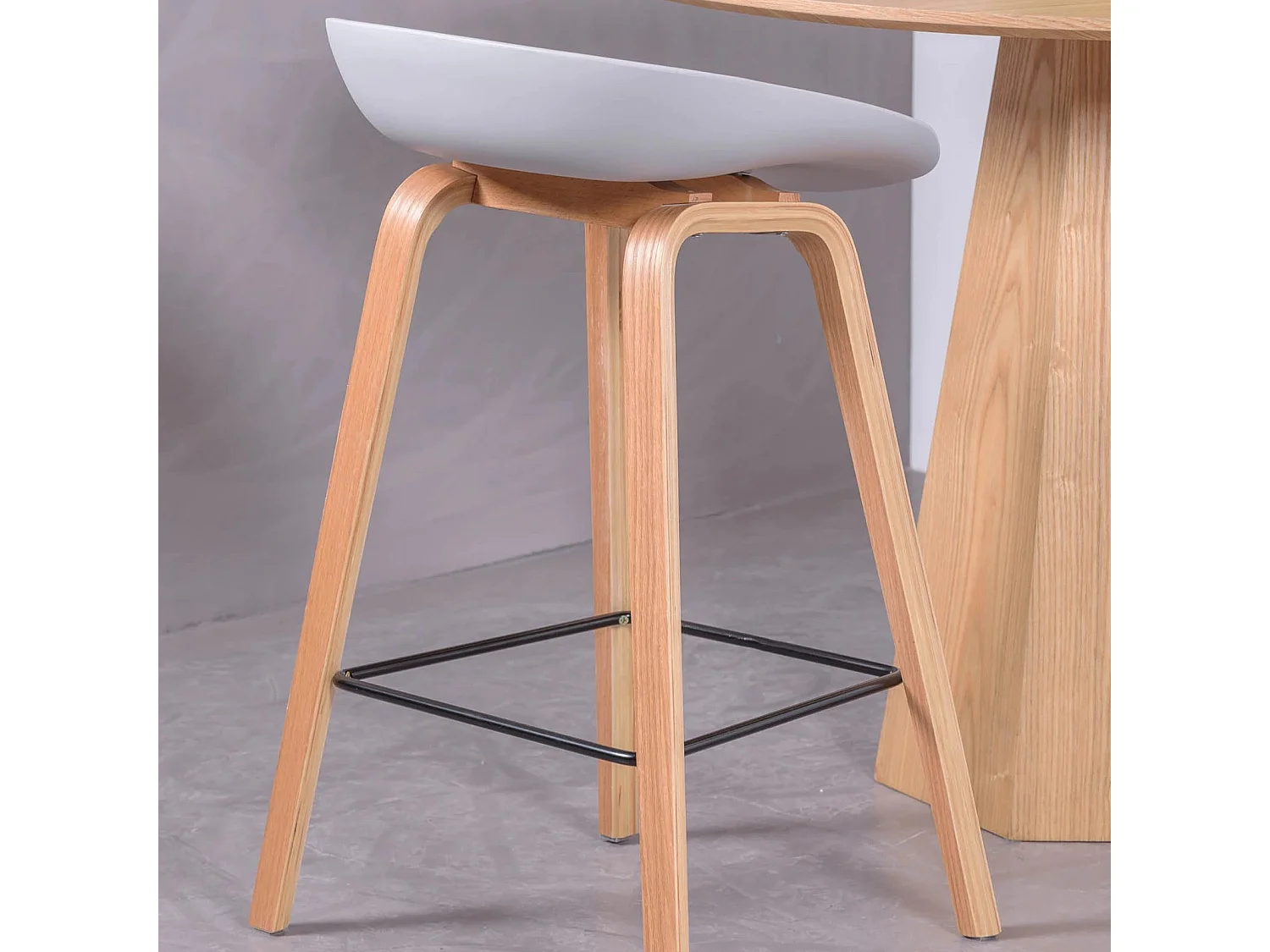 Scandinavische kruk met beukenhouten poten (63cm) - Daxer - Lichtgrijs