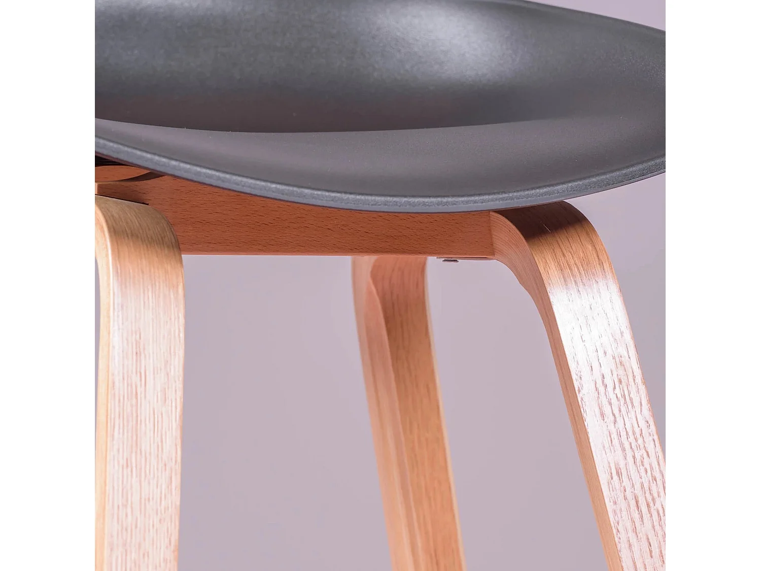 Scandinavische kruk met beukenhouten poten (63cm) - Daxer - Zwart