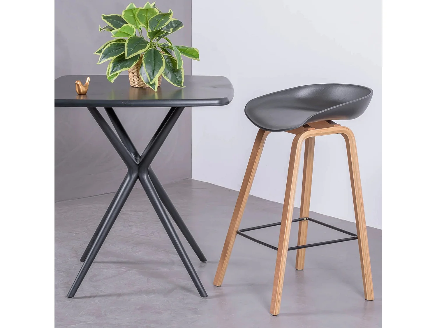 Scandinavische kruk met beukenhouten poten (63cm) - Daxer - Zwart