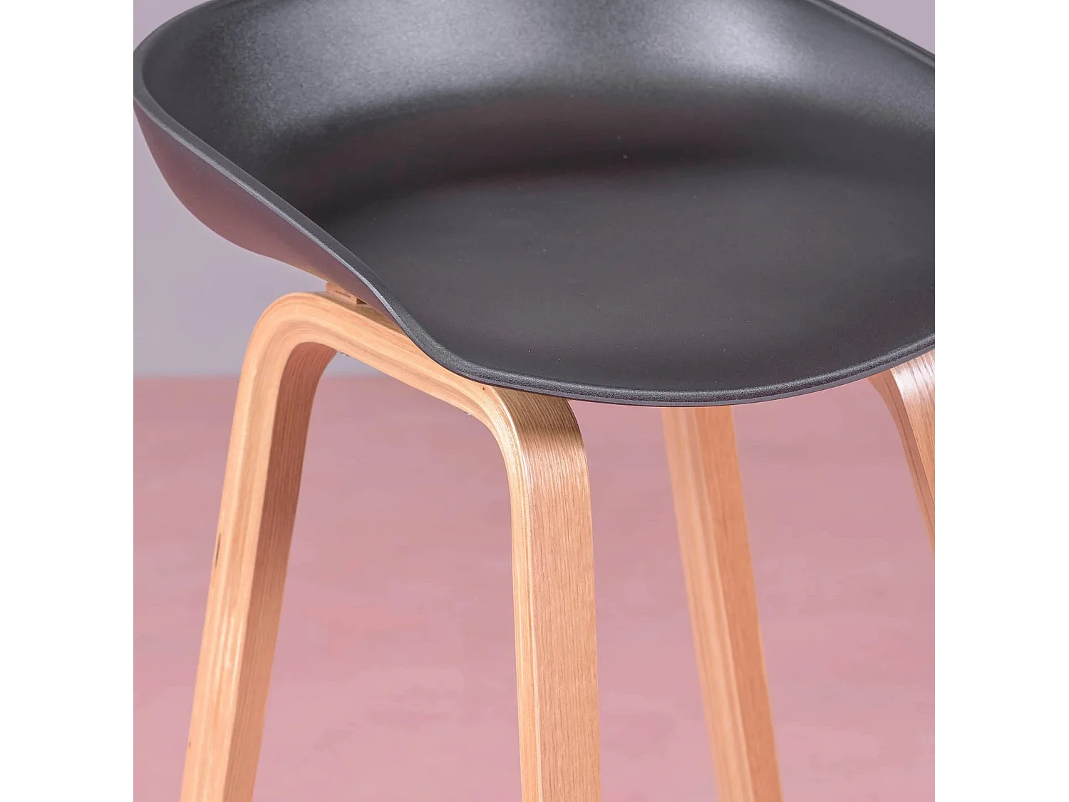 Scandinavische kruk met beukenhouten poten (63cm) - Daxer - Zwart