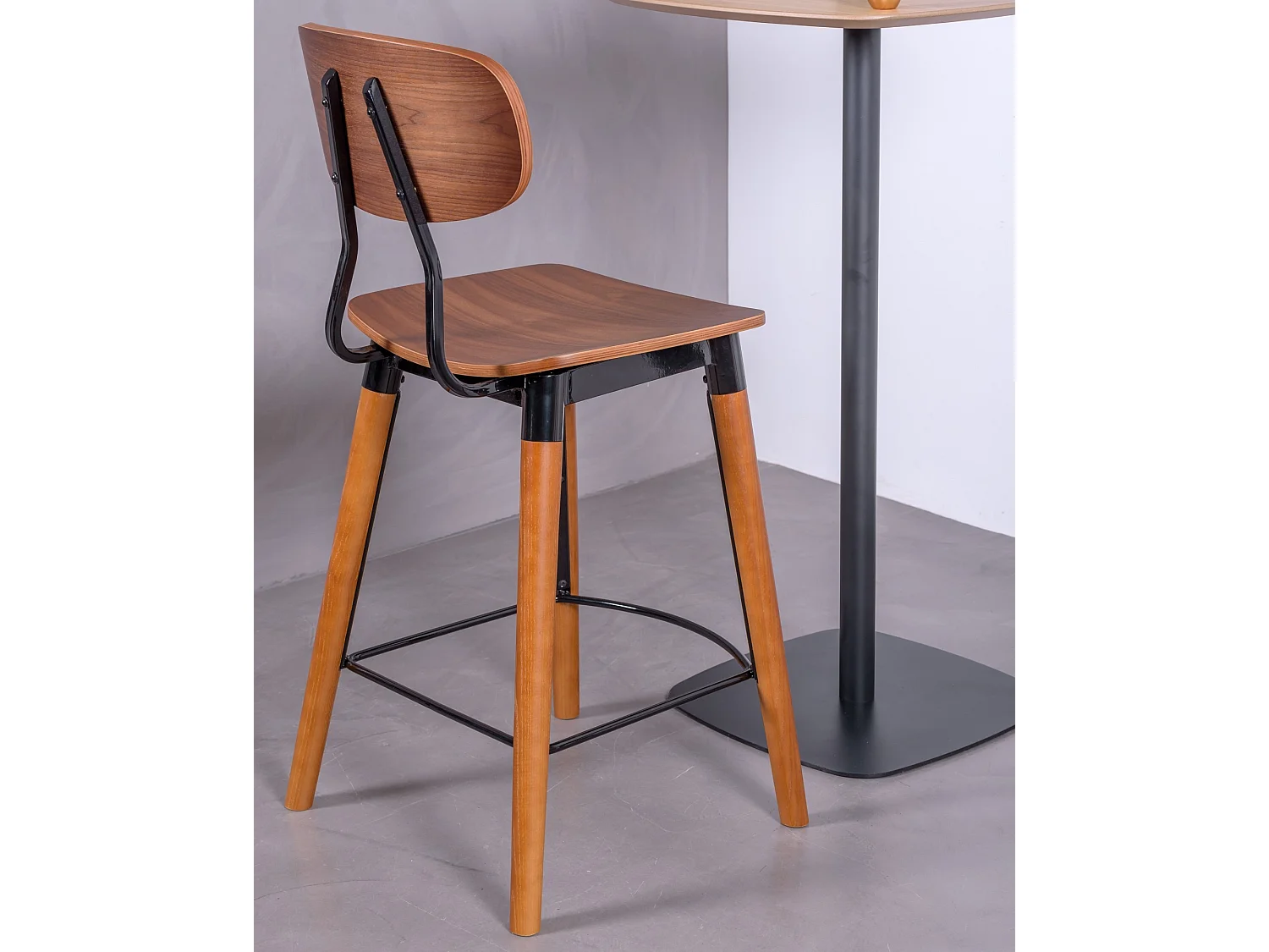 Banqueta industrial em madeira de nogueira - Copine - Noz