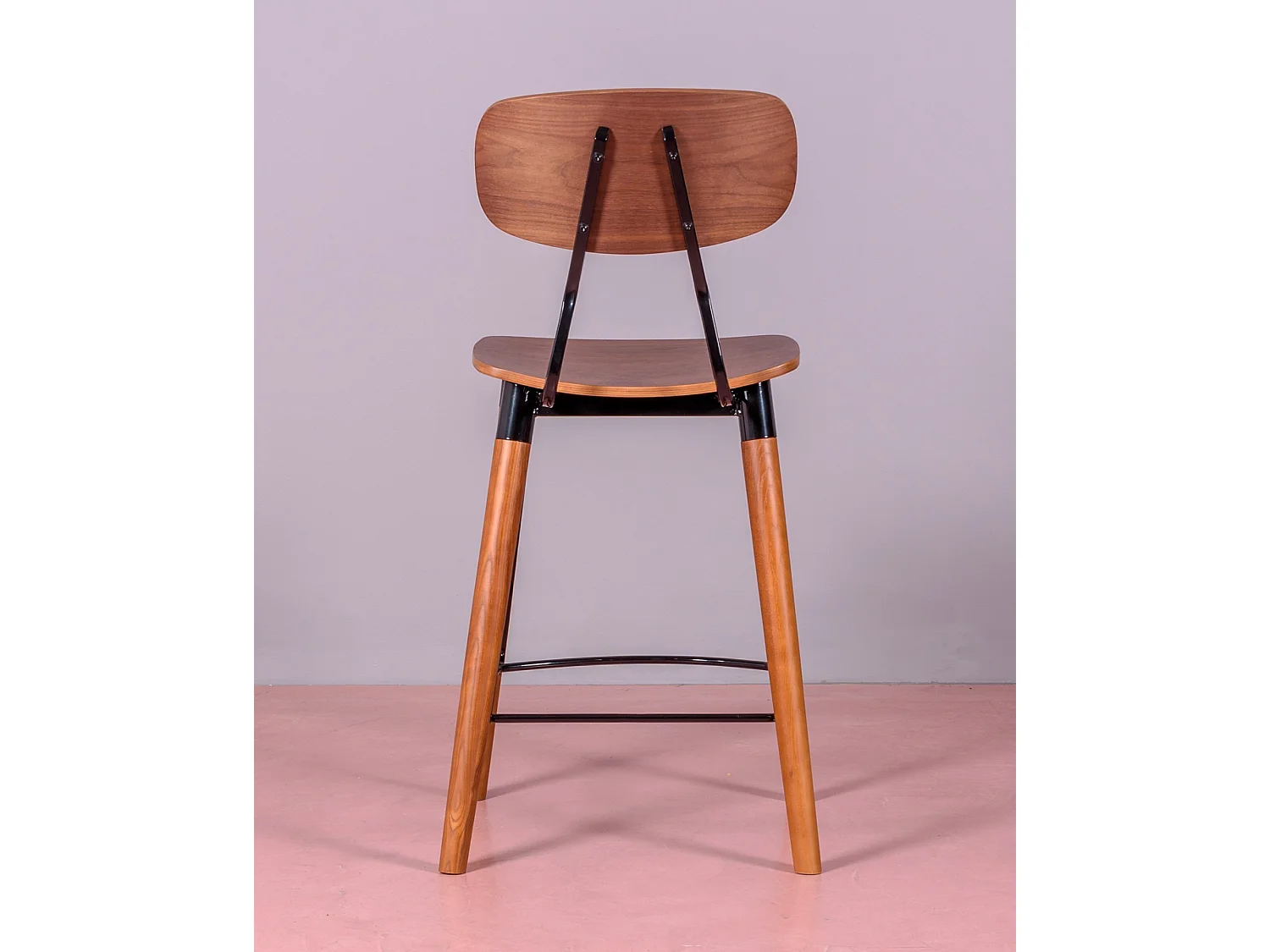 Industriële kruk in walnoothout - Copine - Okkernoot