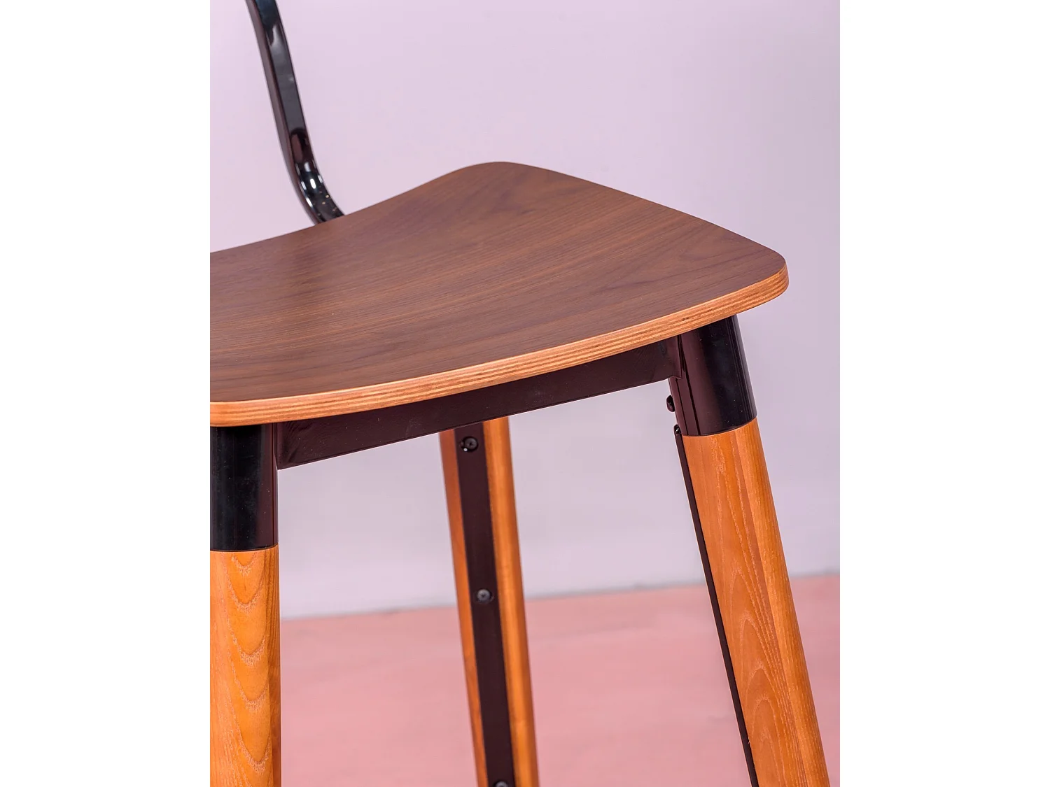 Industriële kruk in walnoothout - Copine - Okkernoot