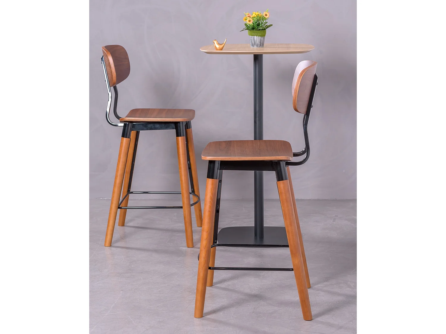 Industriële kruk in walnoothout - Copine - Okkernoot