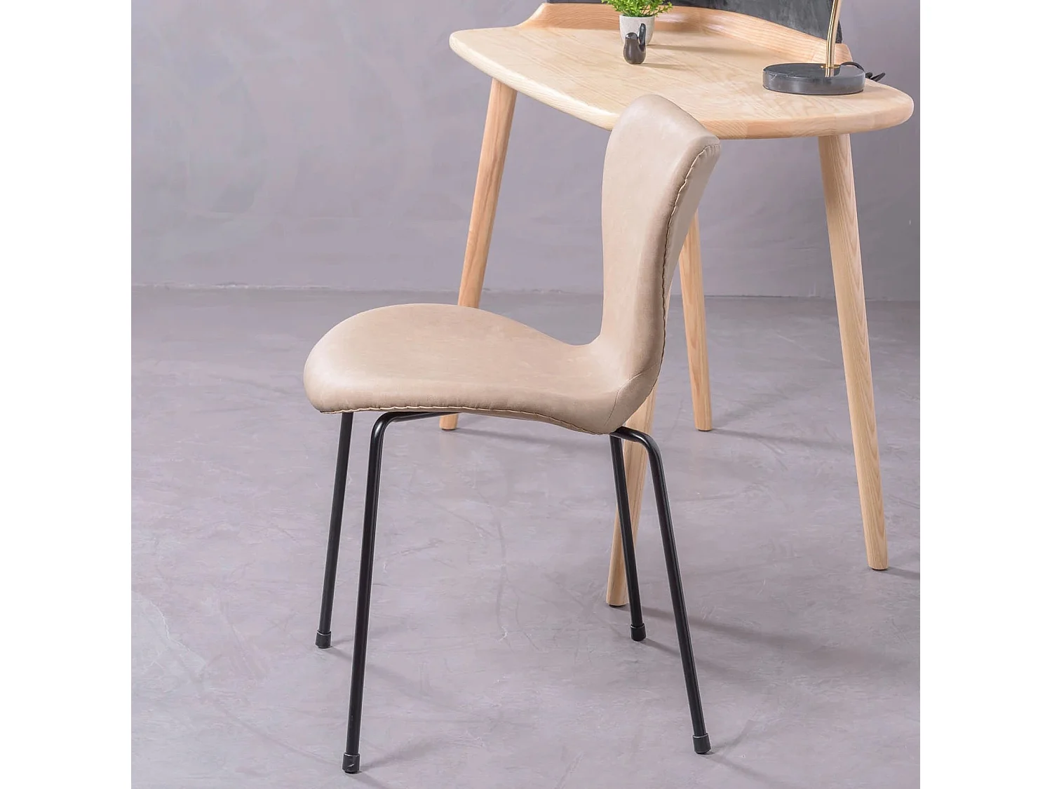 Vintage stoel bekleed met versleten kunstleer - Seven - Beige