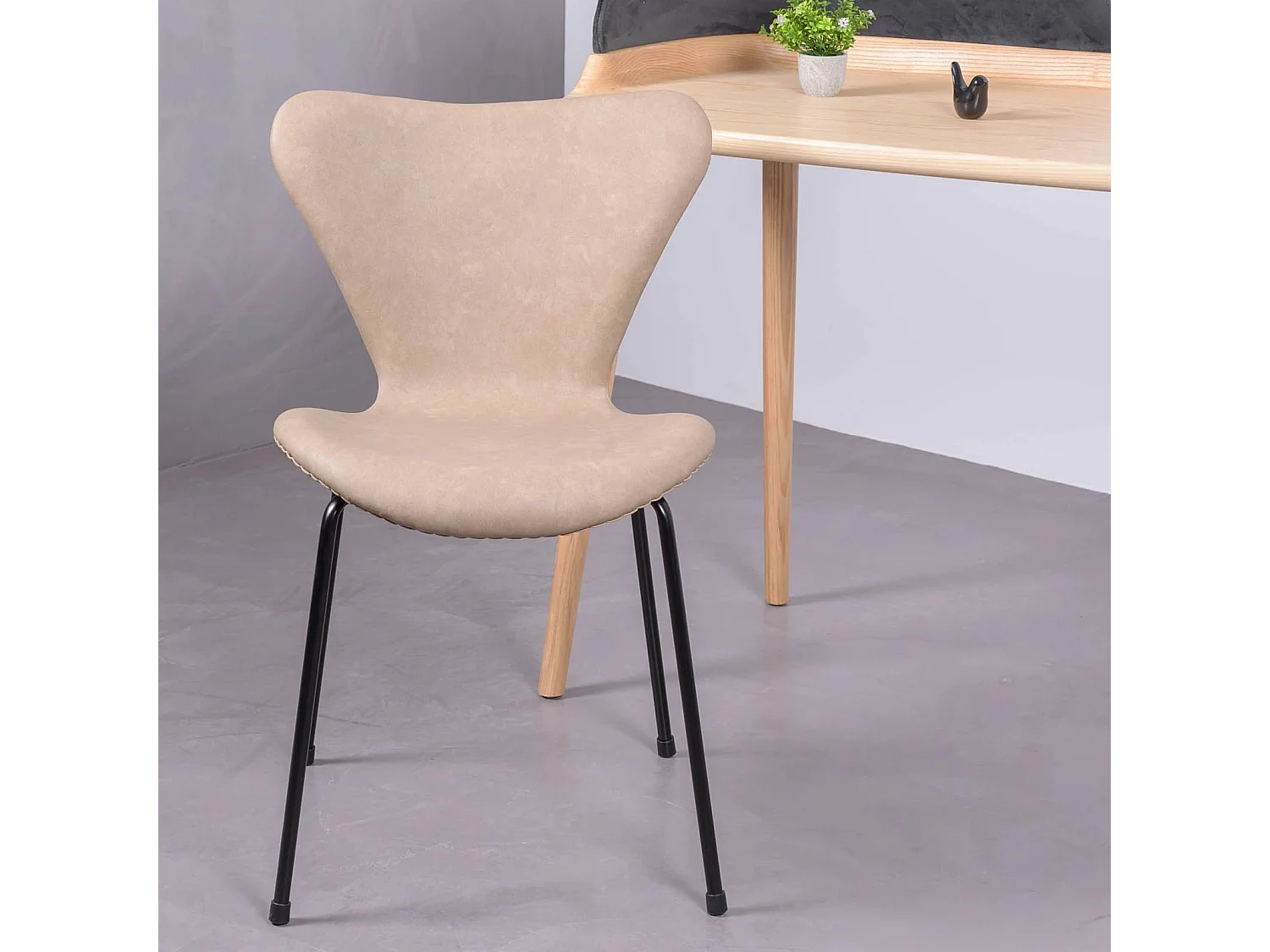 Chaise vintage tapissée de similicuir usé - Seven - Beige