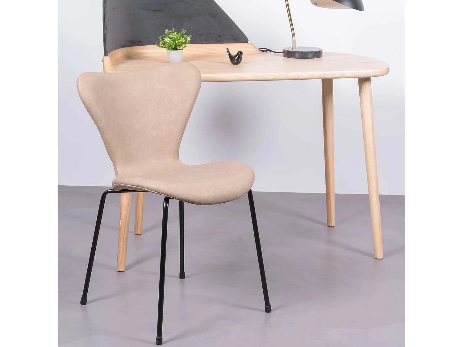 Chaise vintage tapissée de similicuir usé - Seven - Beige