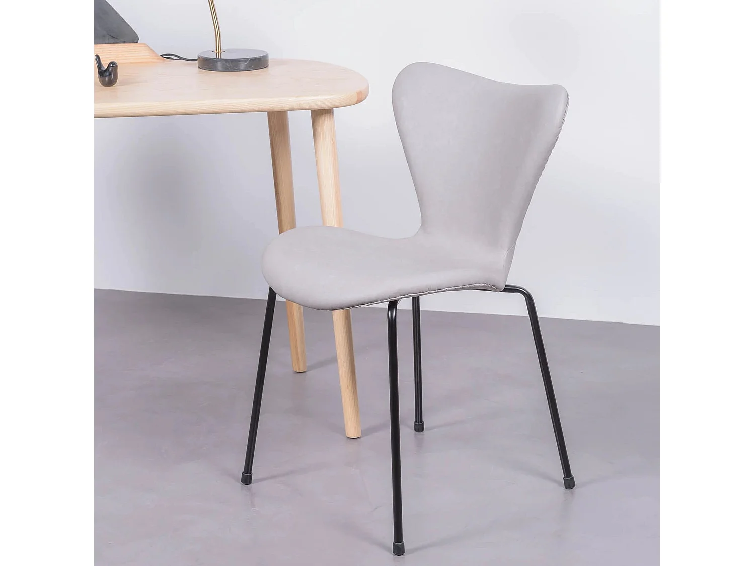 Chaise vintage tapissée de similicuir usé - Seven - Gris