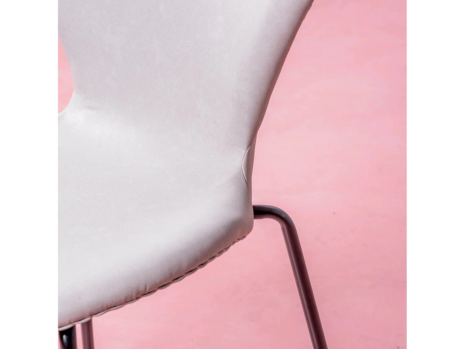 Chaise vintage tapissée de similicuir usé - Seven - Gris