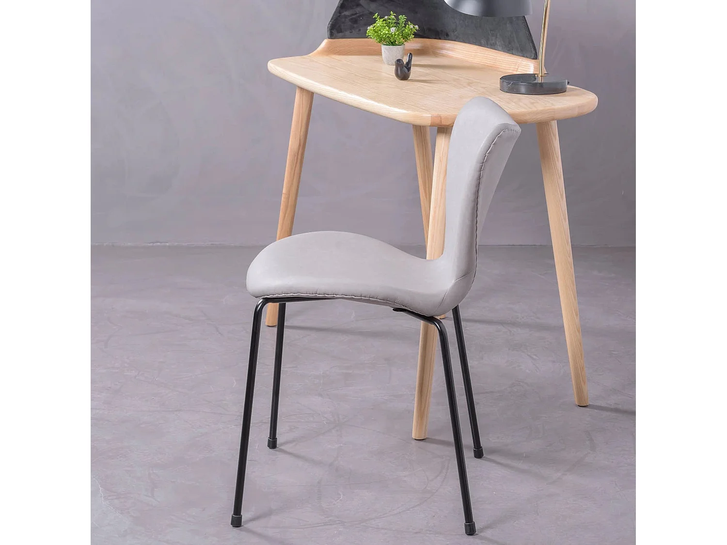 Chaise vintage tapissée de similicuir usé - Seven - Gris