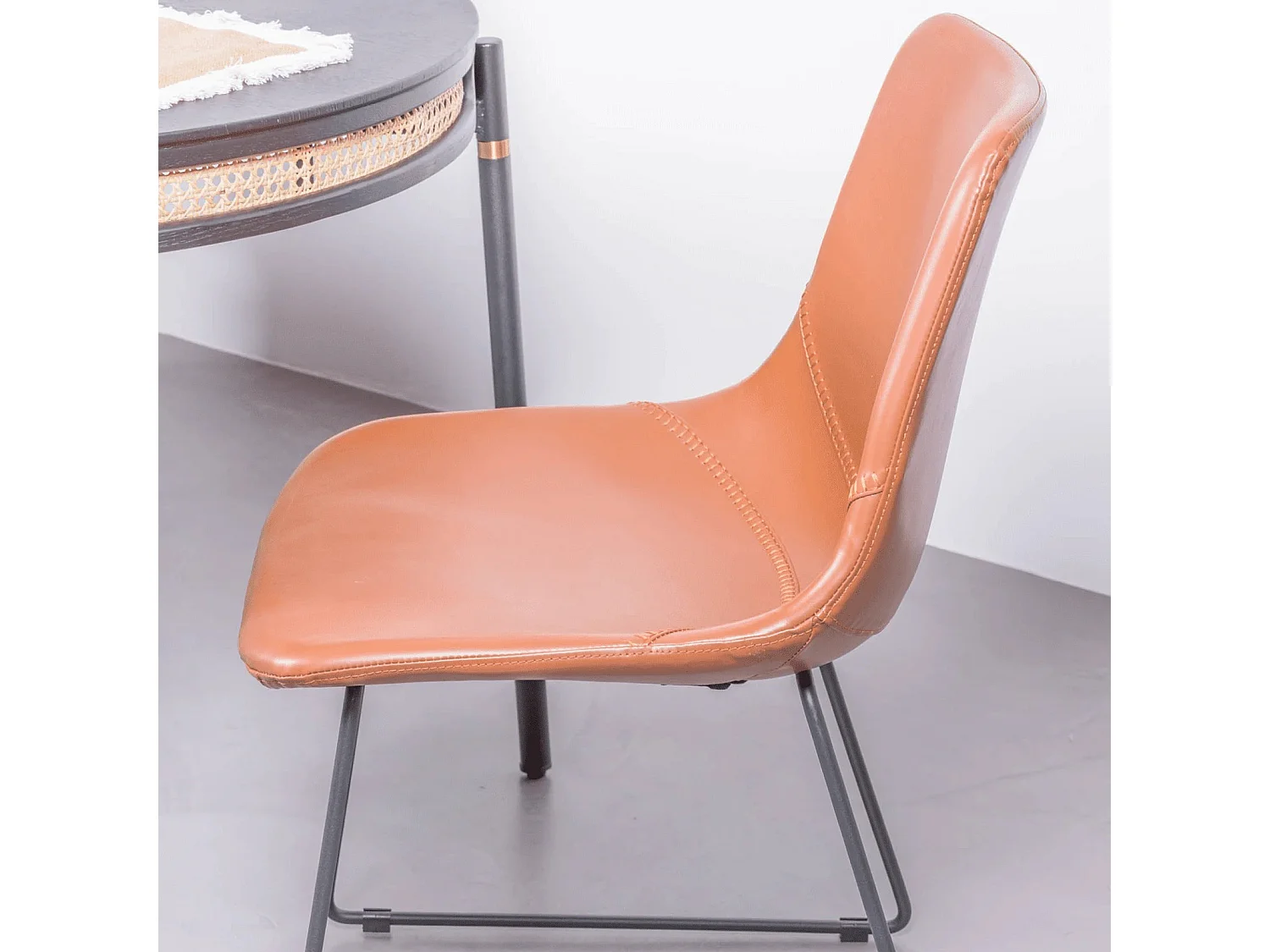 Cadeira industrial vintage estofada em couro sintético - City - Laranja