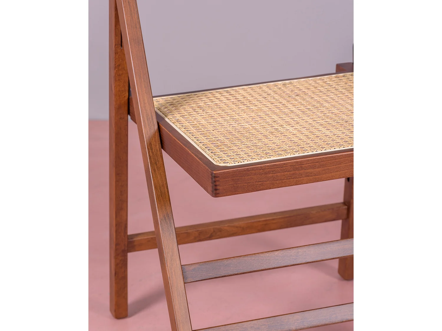 Chaise pliante de style rétro en rotin naturel et bois de noyer - Compass - Noyer