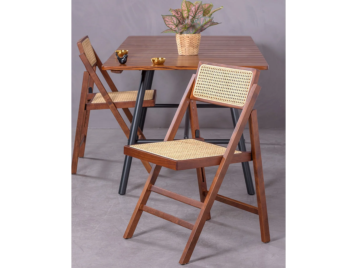 Chaise pliante de style rétro en rotin naturel et bois de noyer - Compass - Noyer